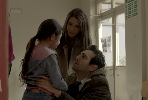 Demir, Candan y Öykü ya viven juntos como una familia.