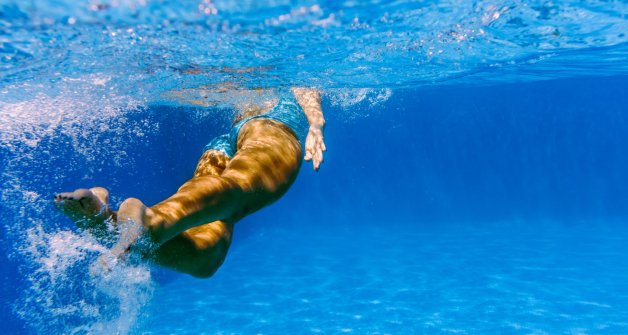 Hacer ejercicio bajo el agua es más divertido de lo que crees. ¡A por ello!