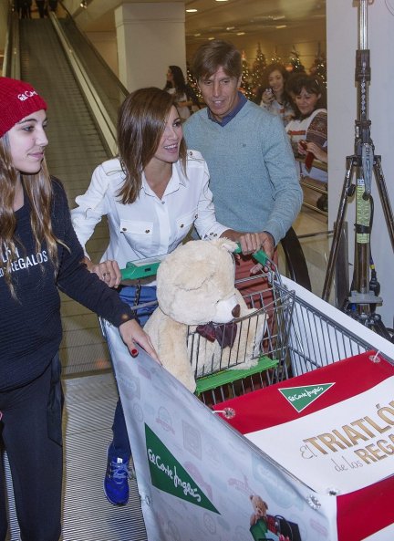 Manuel y Virginia, apadrinando en un conocido centro comercial un evento solidario llamado Triatlón de regalos, en 2014.