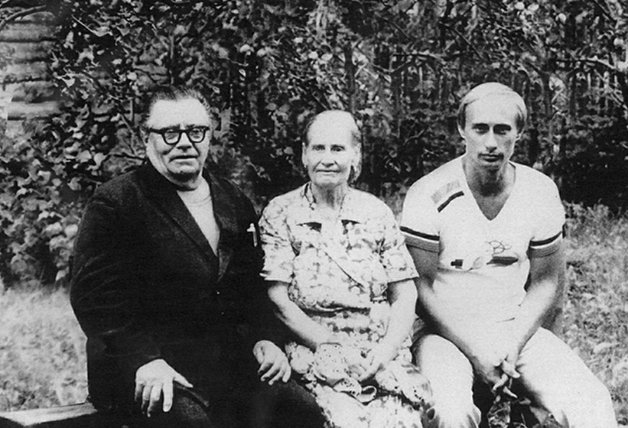 Con sus padres, Vladimir y Maria, que lo tuvo cuando tenía 41 años.
