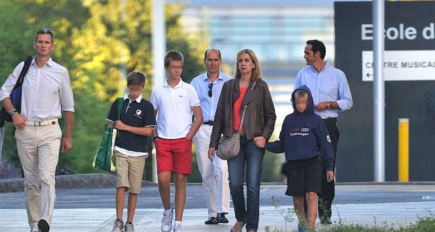 Iñaki y Cristina, en la puerta del colegio de sus hijos en Ginebra, en una imagen de archivo.