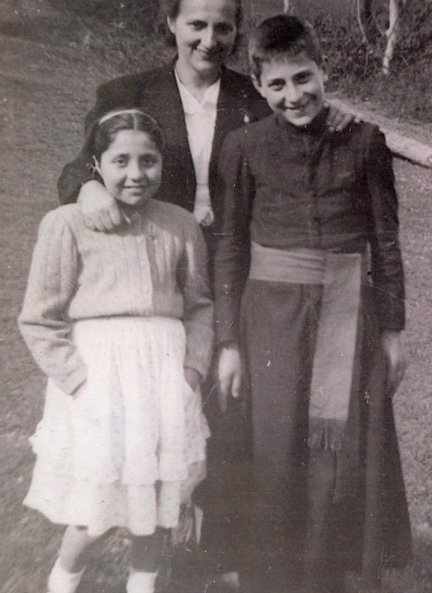 Con su madre y una de sus hermanas.