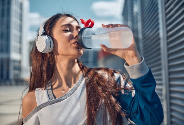 Beber agua ayuda a depurar toxinas y elimina el exceso de grasa.