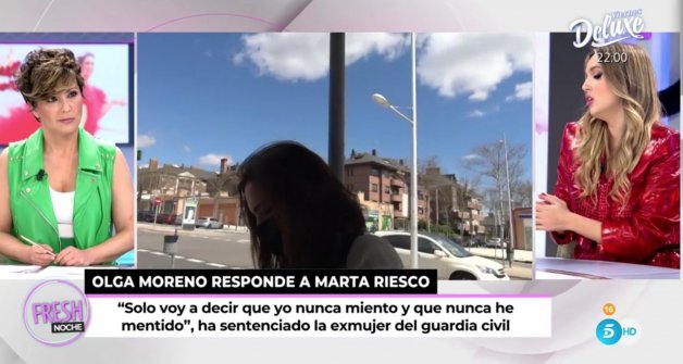 Marta Riesco viendo las declaraciones de Olga Moreno ante la prensa (Ya son las Ocho).