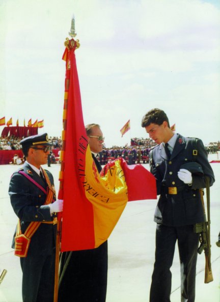 El día de la jura de bandera. Poco después se alistó en el Ejército.