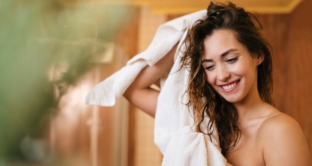 Cuídalo aplicando una mascarilla hidratante y envuelve tu melena para que haga efecto.