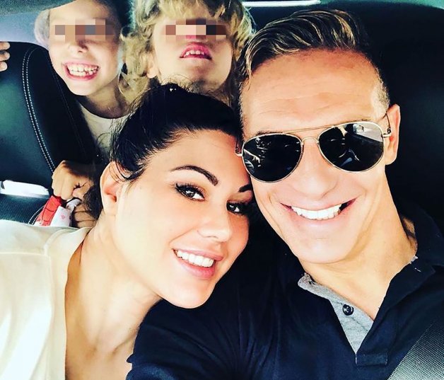 Tamara, con su marido y sus dos hijos menores.