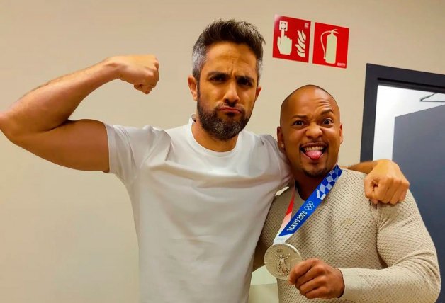 Roberto, posando orgulloso con el medallista Ray Zapata. 