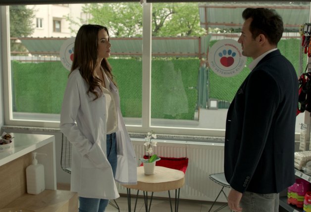 Murat vuelve a insistir a Candan para que se separe de Demir.