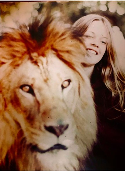 Melanie con su león Neal, en 1973.