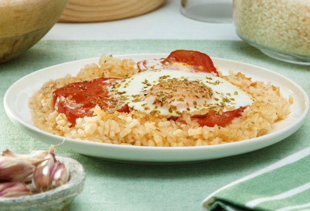 Arroz fácil al horno con tomate y huevo