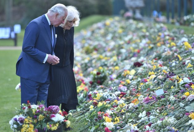 El príncipe Carlos y su esposa, Camilla, visitaron los jardines en los que los británicos depositaron muestras de cariño hacia el duque y la Reina.