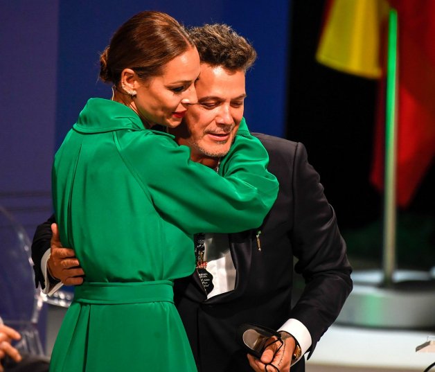 Eva González abrazando a su amigo Alejandro Sanz. 