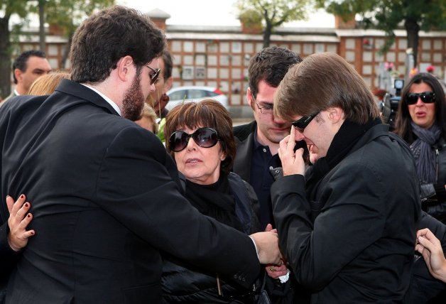 Arriba, con sus dos hijos, Paco (izquierda) y Manuel, en el entierro de su exmarido, Paco Marsó, que falleció el 5 de noviembre del 2010 por un derrame cerebral.