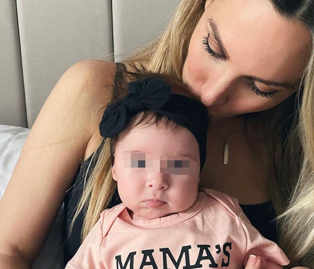 La pequeña está adorable con una camiseta donde pone "niña de mamá".