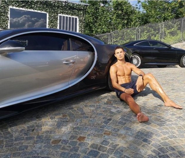 Cristiano, con uno de sus coches personalizados con sus inciales.