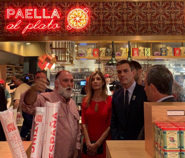 José Andrés acompañó a Pedro Sánchez y a su mujer a su mercado español en Nueva York.