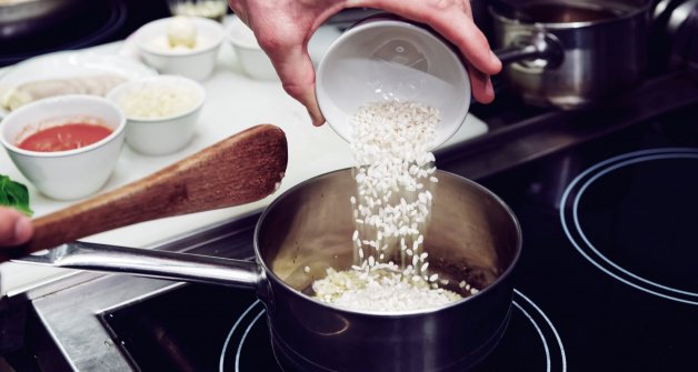 No cocines tu risotto con una sartén de acero inoxidable.