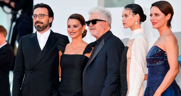 De izquierda a derecha, Israel Elejalde, Penélope Cruz, Pedro Almodóvar, Milena Smit y Aitana Sánchez-Gijón.