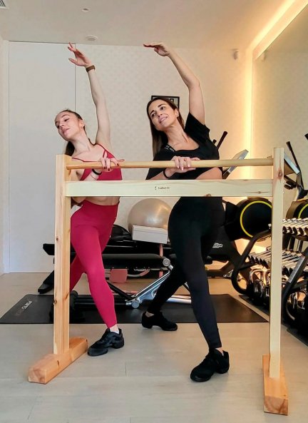 Paula Echevarría practicando “balletfit”, una disciplina que combina danza clásica y “fitness”.