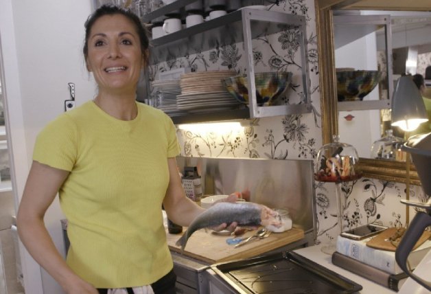 Nagore Robles cocinando lubina en 'Ven a cenar conmigo: Gourmet edition'.