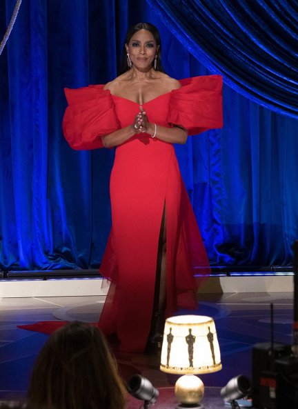 La actriz y directora Angela Basset lució un bonito vestido rojo de Alberta Ferretti.