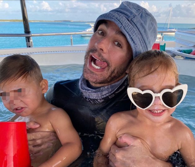 Enrique Iglesias se lo pasa pipa con Nicholas y Lucy, de 4 años (en la foto), y con Misha, de 2.