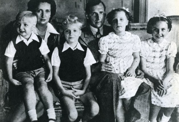 Don Juan y doña María de las Mercedes con sus cuatro hijos.