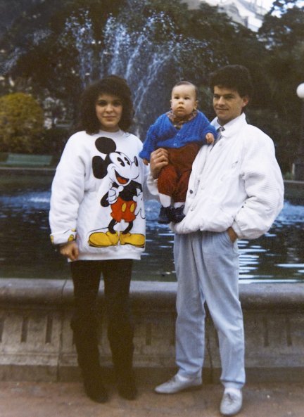 Mario, de bebé, con sus padres.