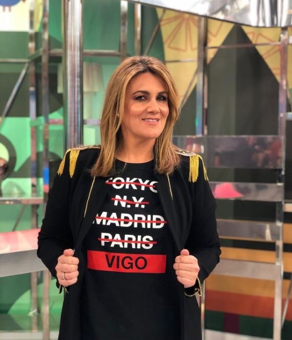 La presentadora promociona Vigo ¡hasta con camisetas!
