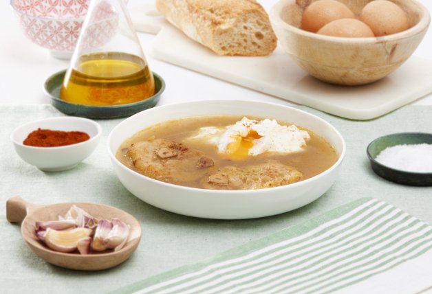 La sopa de ajo o sopa castellana es muy fácil de hacer y tiene muy poquitos ingredientes.