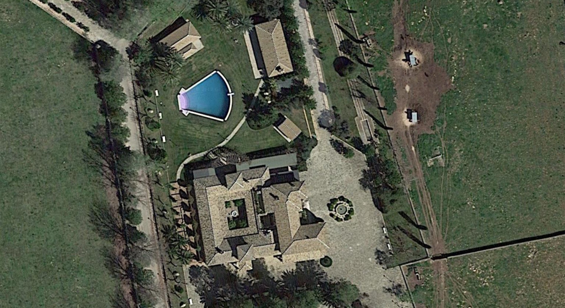 Fotografía aérea de la vivienda y las instalaciones colindantes.