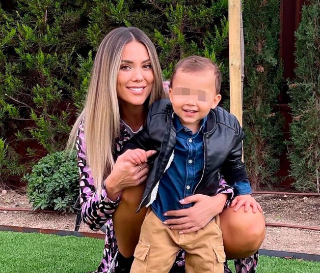 Lorena Gómez posando junto al pequeño René.