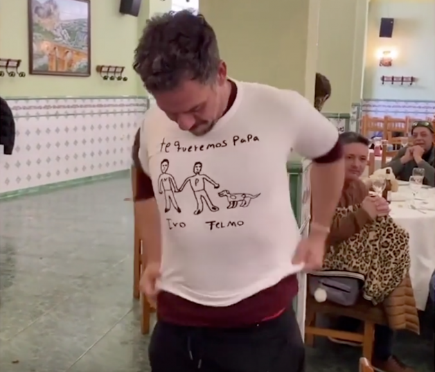 Nacho Palau con la camiseta que le han regalado sus hijos.