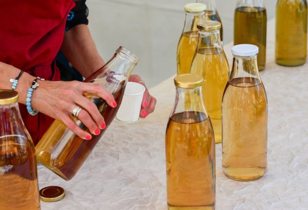 Después de unos días podemos consumir nuestra kombucha casera