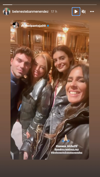 Anabel y Belén, con unos amigos.