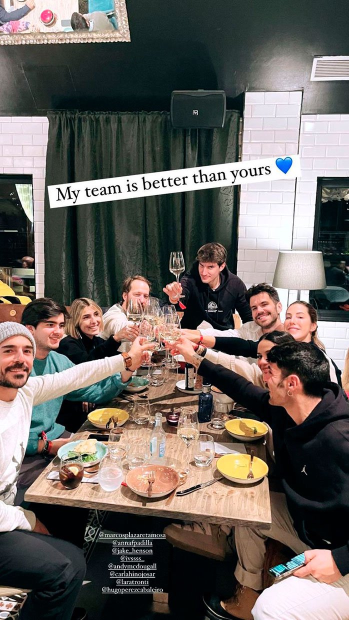 Anna Ferrer y Victoria Federica con su grupo de amigos.