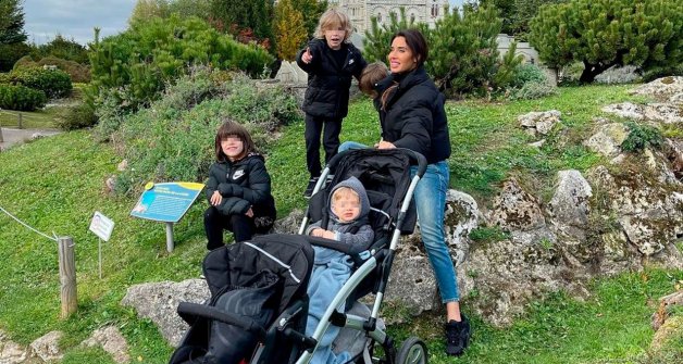 La mujer de Sergio Ramos visitando la ciudad junto a sus hijos. 