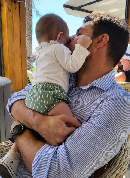 Miguel Torres se come a besos a su bebé, Miki.