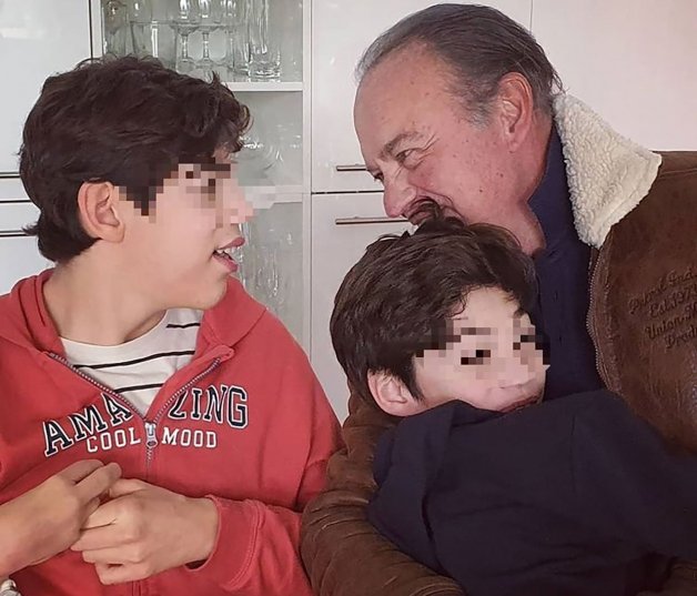Un padre cómplice con sus "chicos". Siempre que el trabajo se lo permite, Bertín visita a sus hijos menores, Kike y Carlos. Los tres se lo pasan en grande juntos.
