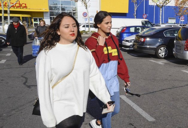 Rocío Flores y Gloria Camila paseando por las calles de Madrid.