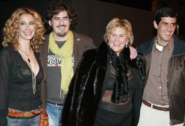 Carmen, Humberto y Víctor Janeiro junto con su madre Carmen Bazán, ex mujer de Humberto Janeiro.