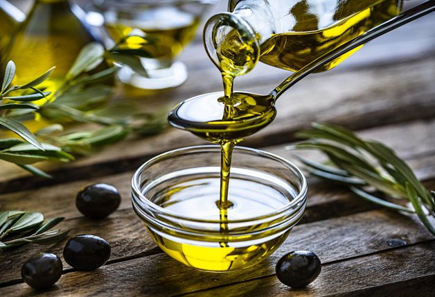 El aceite de oliva es muy saludable y es el más usado en nuestra cocina.