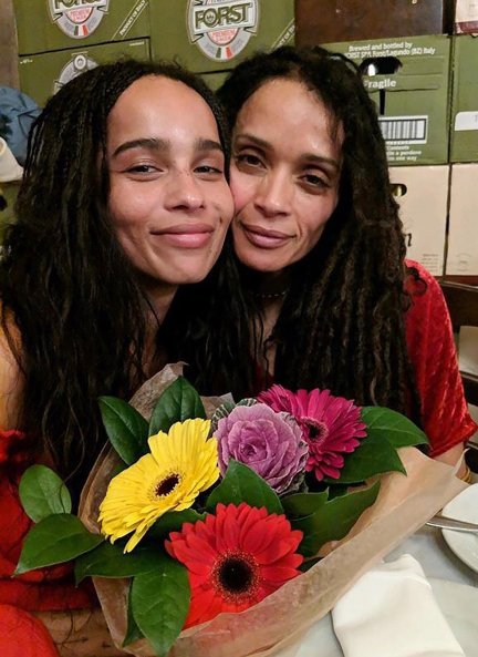 Lisa Bonet y Zoë parecen clones: ¡hasta llevan las mismas extensiones! 