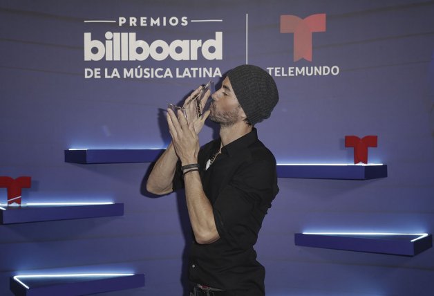 Enrique Iglesias, feliz, con su premio Billboard al Mejor Artista Latino.