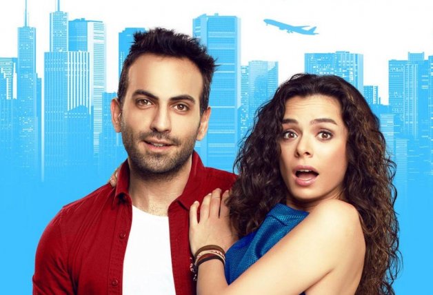 Bugra Gülsoy (Demir) y Özge Özpirinçci (Bahar) en una imagen promocional de su serie.