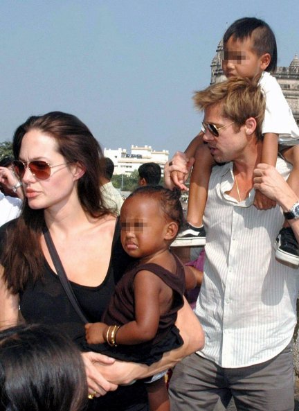 Angelina Jolie y Brad Pitt con Zahara y Maddox hace 14 años.