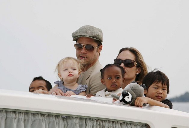 Angelina Jolie y Brad Pitt, junto a sus hijos Maddox, Zahara, Pax y Shiloh.