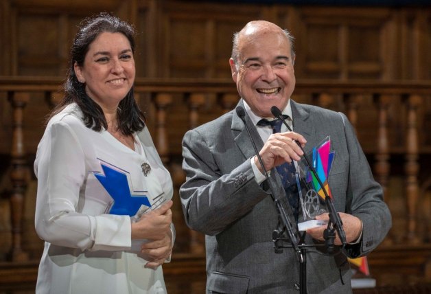 Antonio Resines y su mujer, recogiendo un premio.