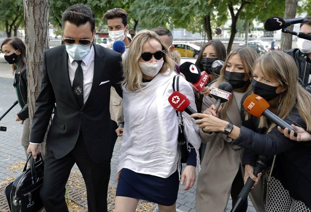 Angela Dobrowolski, acompañada por su abogado,Jorge Albertini, a la entrada de la Ciudad de la Justicia, Barcelona.